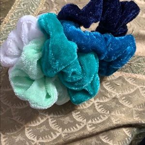 5 assorted scrunchies